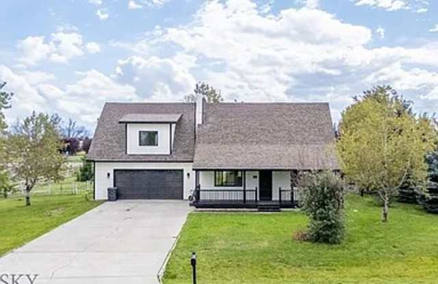 Cute House, Large Yard photos photos