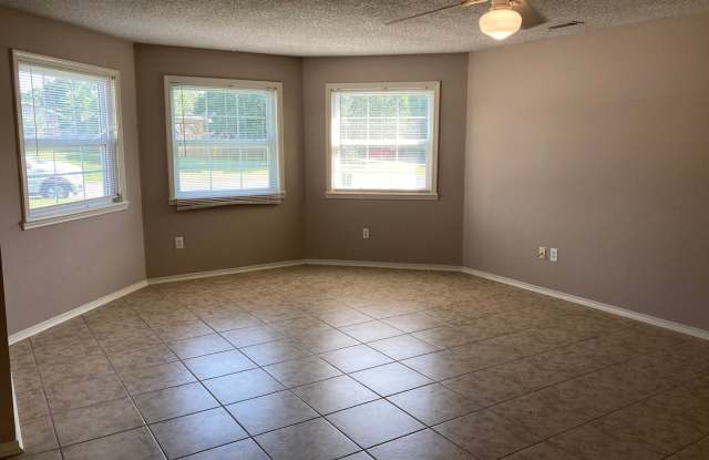 JUST REDUCED!!! 3 Bed / 2 Bath Extremely close to Wedington Exit! Gallery 3