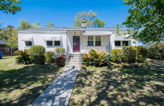 Charming 3 Bedroom, 1 Bath Bungalow Gallery 3