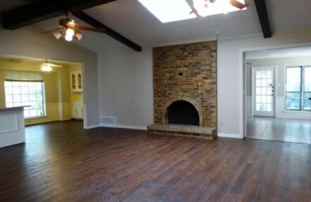 3024 Creekbend Drive Gallery 4