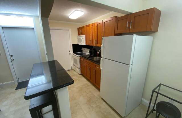 335 Collins Avenue unit: 403 Gallery 4