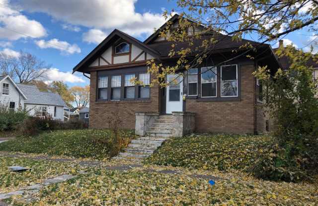 3 bedroom home - 1518 15th Avenue, Moline, IL 61265