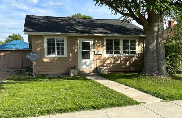 2 bedroom 1 bath super cute cottage / Less than a mile from Northwest Nazarene, great location! photos photos