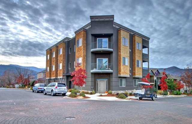 Newer  Beautiful 2bd/2bth condo in Ashland photos photos