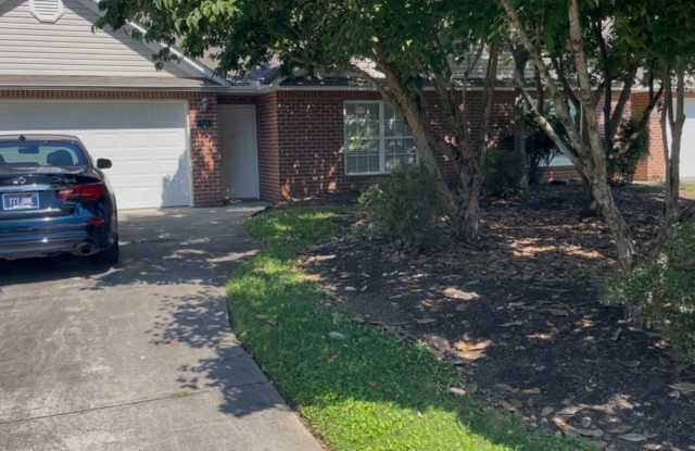 Farragut 2BR/ 2BA One-level Condo Gallery 3