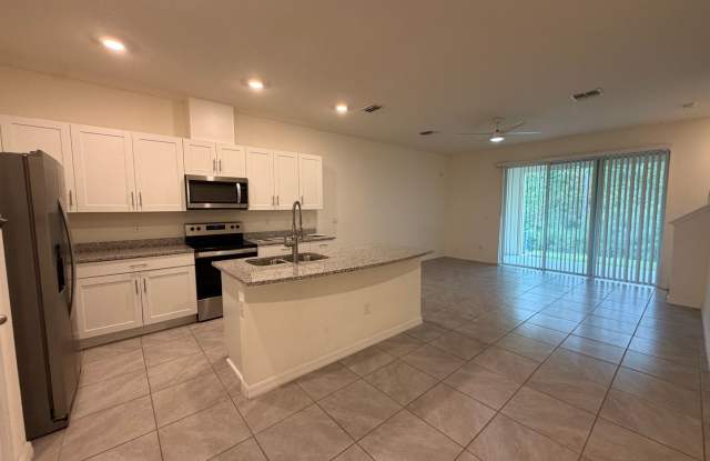 Modern 3-Bedroom Townhome in Daytona Gallery 4