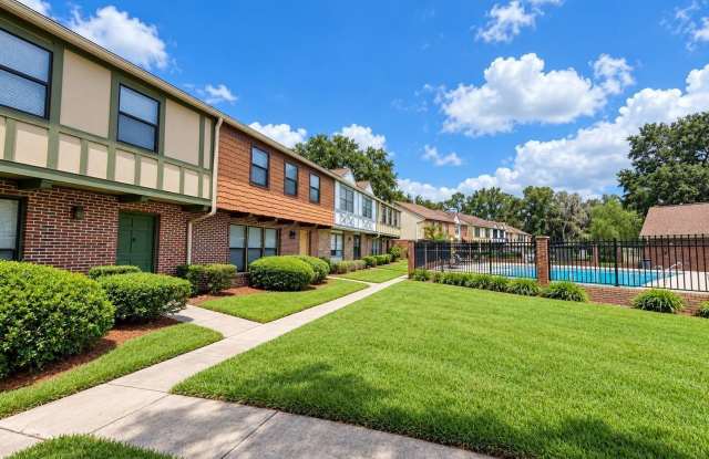 8175 SUTTON Place N Gallery 2