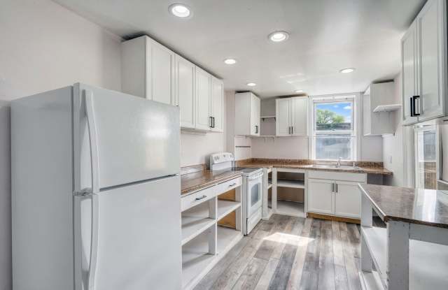 Newly Renovated 3 bedroom, 1 bedroom townhouse photos photos