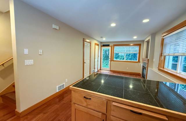 2bd/1.5ba Seattle Condo Gallery 4
