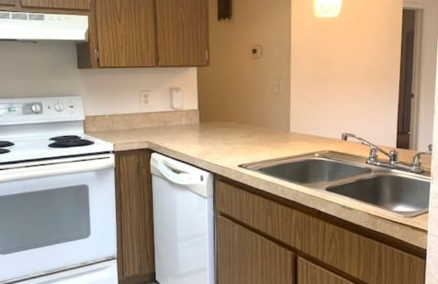 509 SE 24th Ave - 509 Southeast 24th Avenue, Cape Coral, FL 33990
