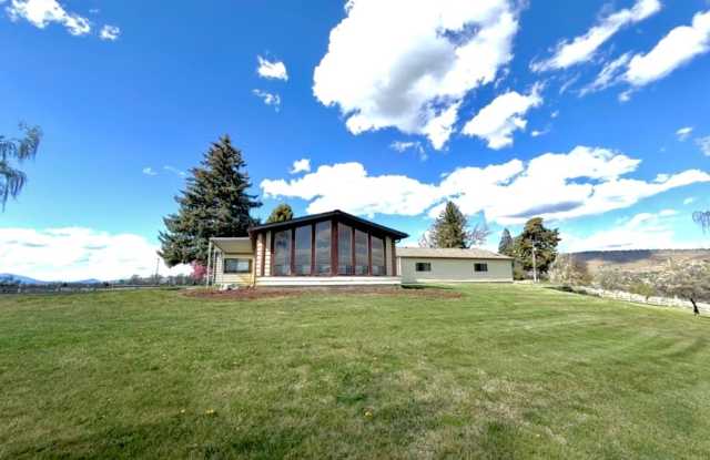 3 Bedroom, 2.5 Bath - Three Bay garage photos photos