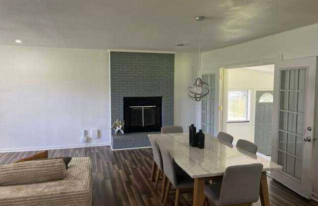 1312 Wolf Swamp Road Gallery 3