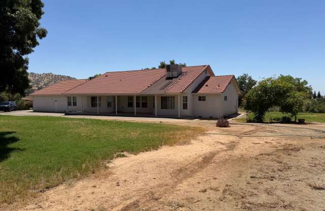 4 bedroom 3.5 bath on acreage with shop Gallery 3