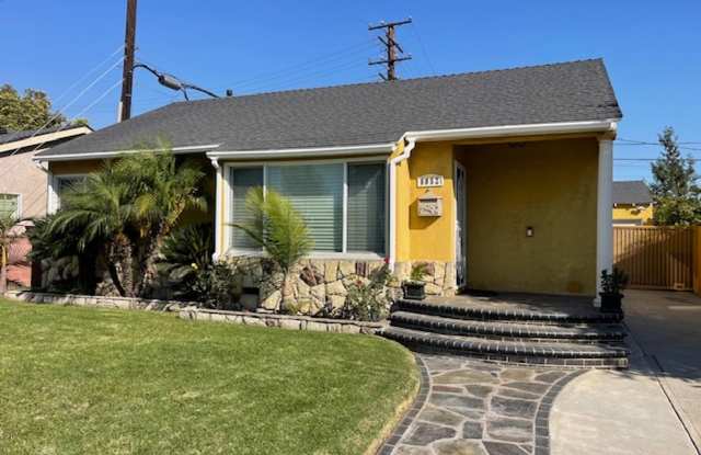 **LAKEWOOD 3BR/2BA+FAMILY ROOM **AVAILABLE NOW** - 6052 Bellflower Boulevard, Lakewood, CA 90713