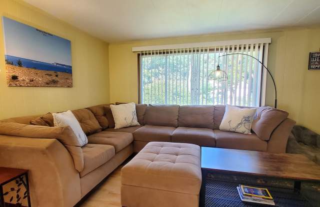 Off-Season Charming 3-Bedroom, 1.5-Bathroom Fully Furnished Rental Gallery 3
