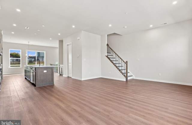 143 RIVER TRAIL Circle Gallery 3
