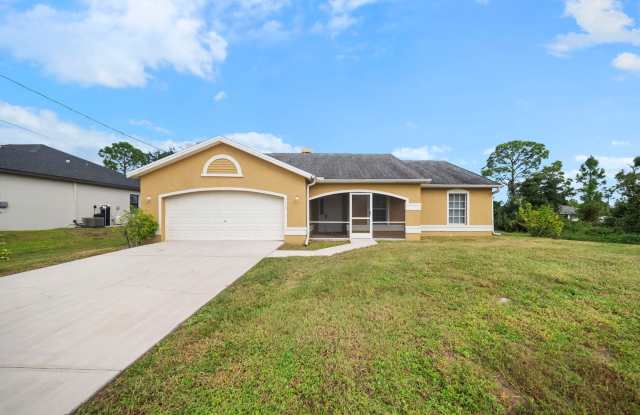 Stunning freshly painted 3 bedroom 2 bathroom home in Lehigh Acres Gallery 1