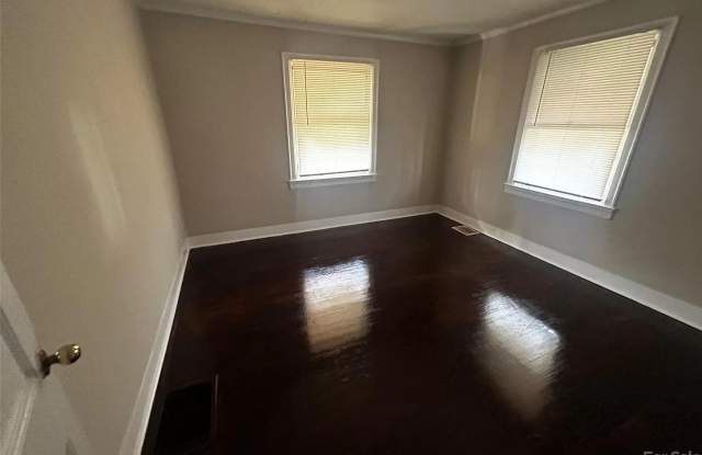 Room in 3 Bedroom Home at Crispin Ave Gallery 3