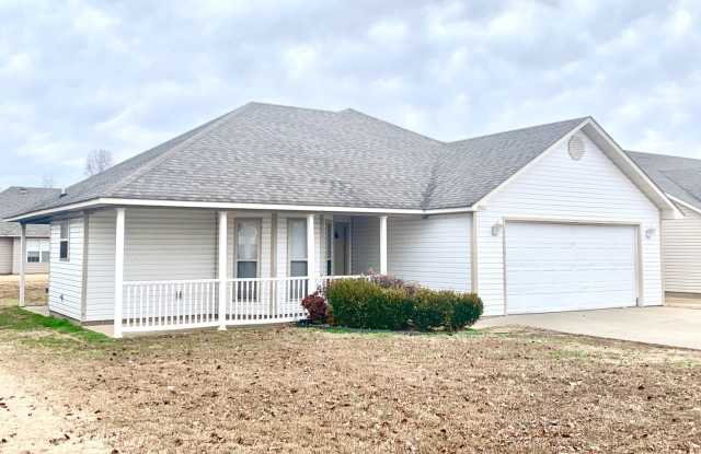 3 Bed, 2 Bath with Vaulted Living Room, Bay-Window Dining, and Two-Car Garage Gallery 1