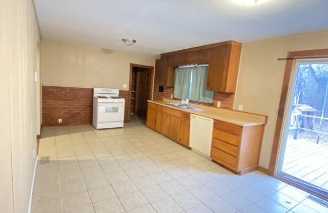 10611 Richmond Ave - 10611 Richmond Avenue, Kansas City, MO 64134
