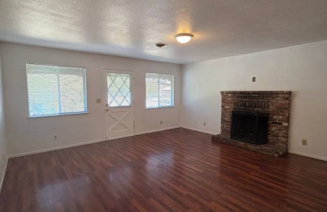 3 BED 1.5 HOUSE WITH FENCED YARD Gallery 4