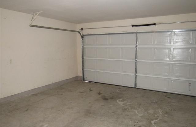 Spacious 4/2.5/2 two story home! Gallery 4