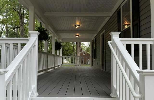 FULLY RENOVATED 3 BEDROOM FARMHOUSE Gallery 2
