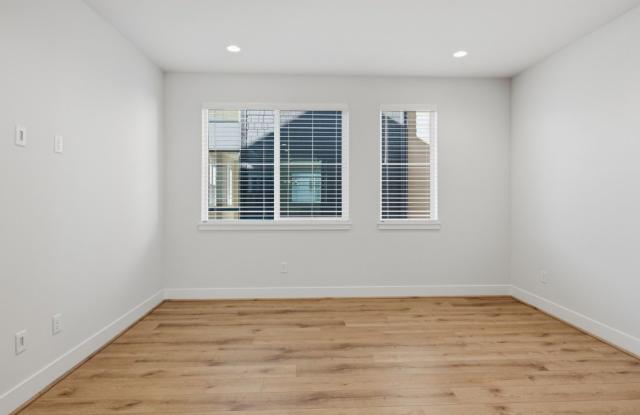 3Bd/3.5Ba Woodinville Townhome Gallery 3