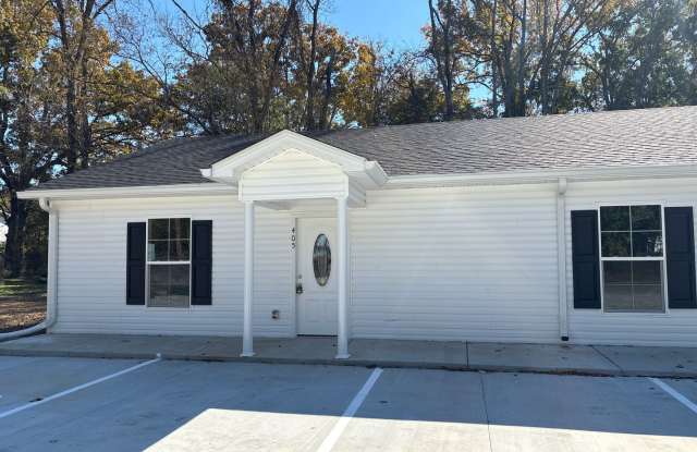 405 W Waggoner St. - 405 West Waggoner Street, Tullahoma, TN 37388