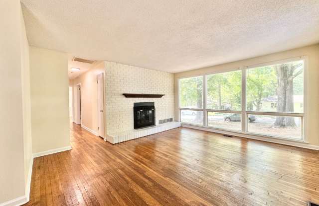 Beautiful 3 Bedroom in Garden Homes convenient to Battleground, Holden, and Bryan Blvd Gallery 4