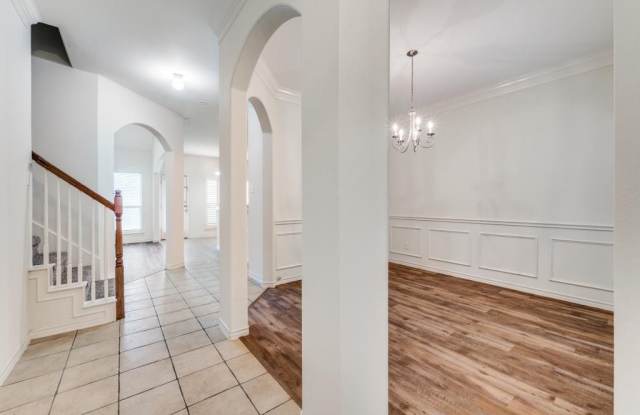 9400 Log Run Court Gallery 3