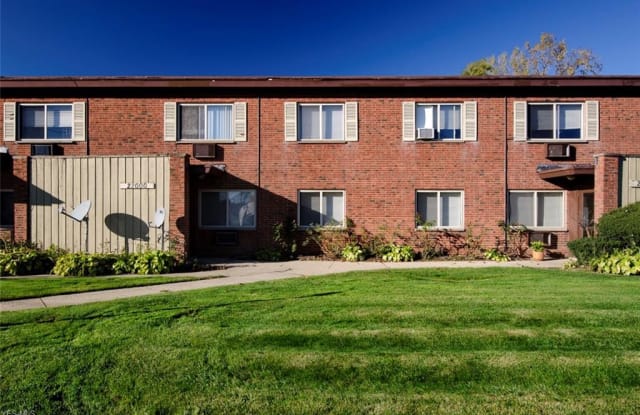 21984 River Oaks Dr - 21984 River Oaks Dr, Rocky River, OH 44116