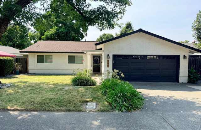 Beautiful 3-Bedroom Home with Spacious Backyard in Quiet Roseville Neighborhood photos photos