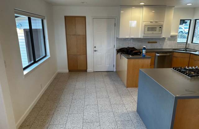 Remodeled 2 bed / 2 bath home near University! photos photos