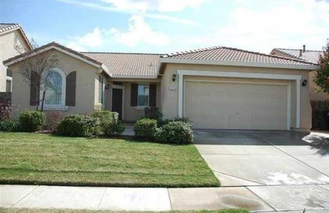 4 bedroom 2 bath 1927sq ft home located in Plumas Lake Gallery 1
