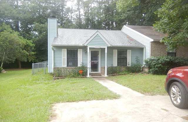 AMAZING 2/2 w/ Fenced Yard, Screen Porch, Fireplace, W/D,  will have New Paint and Plank Vinyl Throughout! $1250/month Avail January 10th! - 2042 Pecan Court, Tallahassee, FL 32303