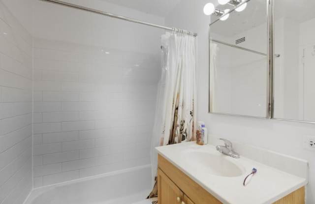 1355 Sandburg Gallery 3