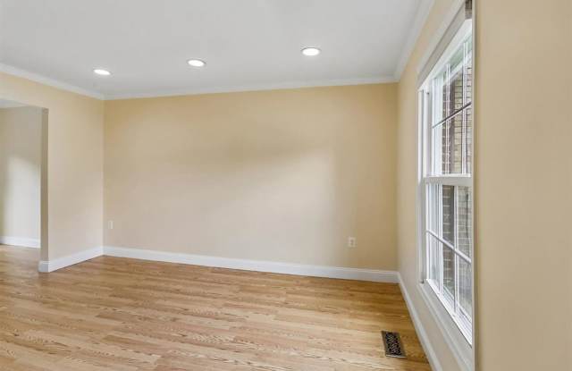 Lovely 2 BR Townhome off Wootton Parkway. Available NOW! Gallery 4