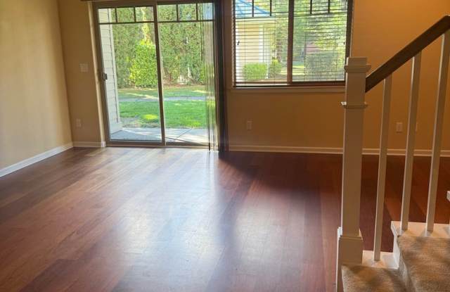 2BED 2.5 BATH - TOWNHOME IN A QUIET NEIGHBORHOOD Gallery 4