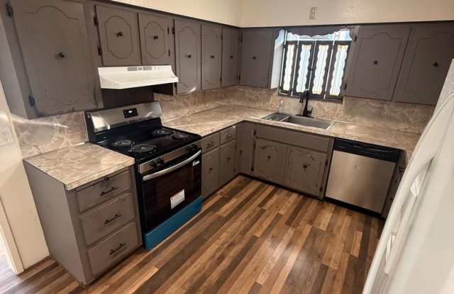 Charming 2 Bed 1 Bath Close to downtown and 1.9 miles to Sky Lakes Medical Center and Oregon Tech - 633 Upham Street, Klamath Falls, OR 97601 Charming 2 Bed 1 Bath Close to downtown and 1.9 miles to Sky Lakes Medical Center and Oregon Tech - 633 Upham Street, Klamath Falls, OR 97601