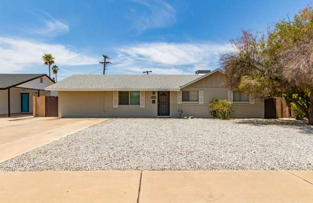 WOW! 4 BEDROOM, 3 BATH HOME W/ 2 MASTER SUITES  SPARKLING POOL. COMPLETELY REMODELED - 2138 South Los Feliz Drive, Tempe, AZ 85282