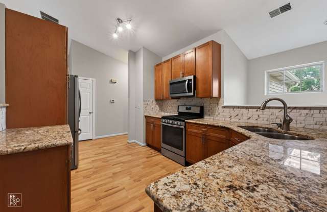 3 Bedroom Home in Streamwood! Gallery 4