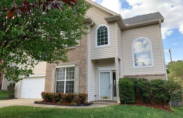 Spacious beautiful 4 bedroom 2.5 bath home in NW Greensboro with 2 car garage/fenced yard/Cul-de-sac Gallery 1