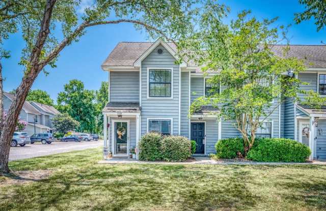 Available December 8th. Great 2 BR/1.5 BA End Unit Townhome in the Heart of Mt Pleasant! Gallery 1