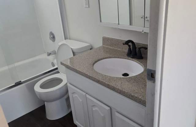 2 Bedroom Home with Fenced in Yard & Garage Gallery 4