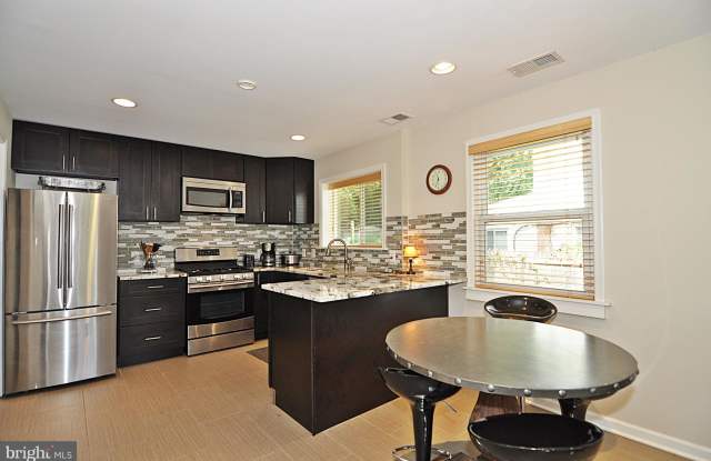 2307 GLENDALE TERRACE Gallery 3