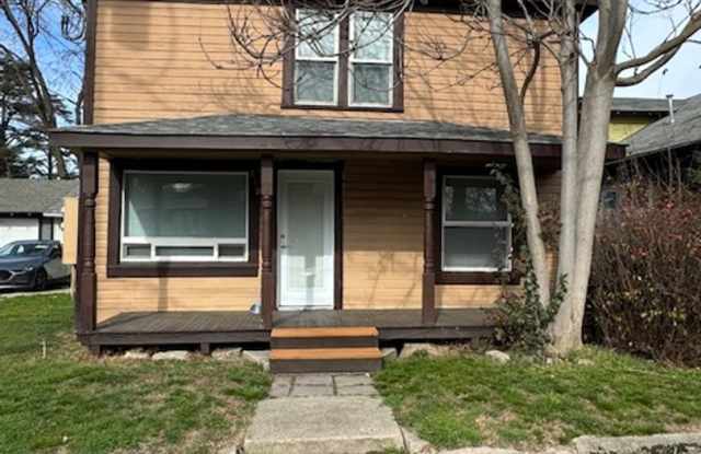 *SPECIAL* 1/2 OFF FIRST MONTHS RENT W/ 1 YEAR LEASE:RENOVATED UPSTAIRS 2 BEDROOM HOME- FULL PRIVATE UPPER LEVEL Gallery 3