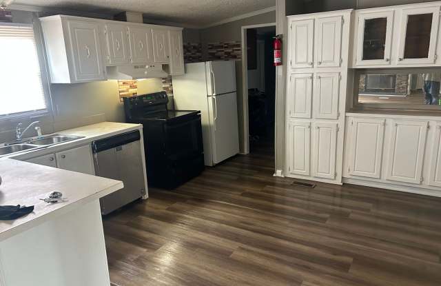 Beautiful Rental Home in Hope Mills – 5498 Parkton Rd Gallery 1
