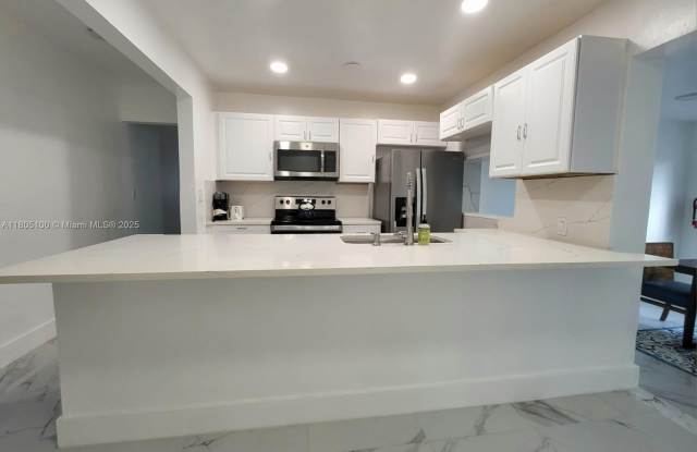 900 SW 31st St photos photos