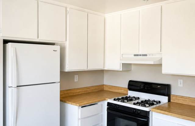 2 Bedroom / 1 Bath in Victorville - Gated Complex, Spacious Apartment w/ Pool Gallery 2